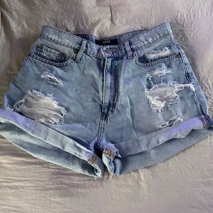 Womens aeropostale “curvy mom short”.